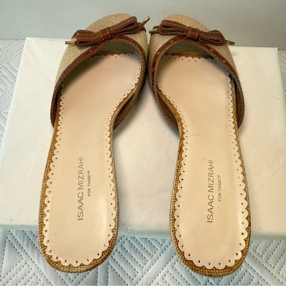 Isaac Mizrahi Brown and Tan Bow Kitten Heel Sandals Size 9 - Picture 5 of 11